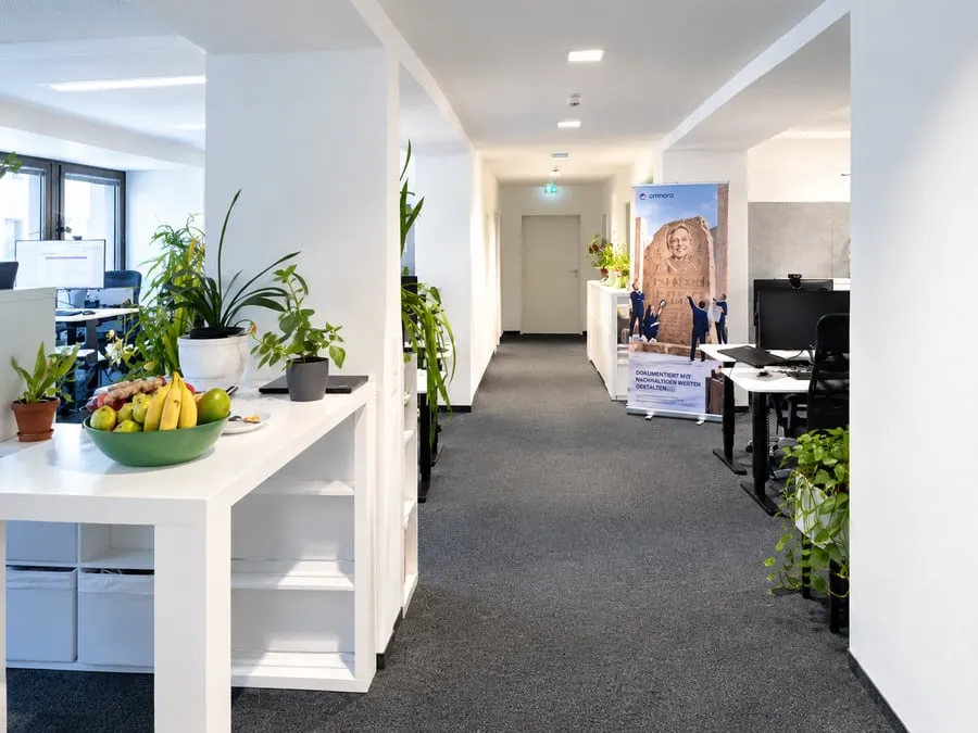 Hallway with a fruit bowl, plants and an Omnora roll-up